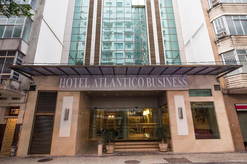 Hotel Atlantico Business Centro Rio de Janeiro Dış mekan fotoğraf The photo shows the exterior of a hotel building with the name "Hotel Atlantico Business" prominently displayed above the entrance. The building features a modern architectural style, with a glass facade and a combination of stone and glass elements.